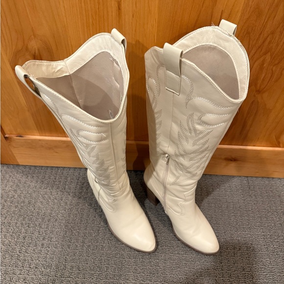 White Heeled cowboy Boots - Picture 2 of 8